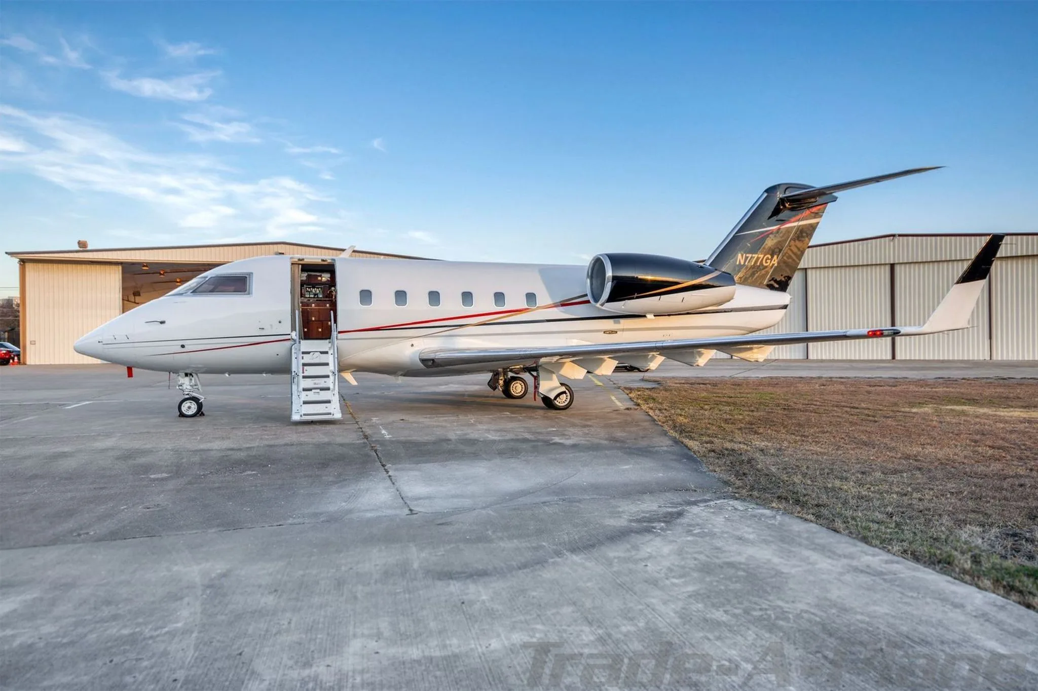 Exterior view of a 1982 BOMBARDIER/CHALLENGER 600, N777GA.