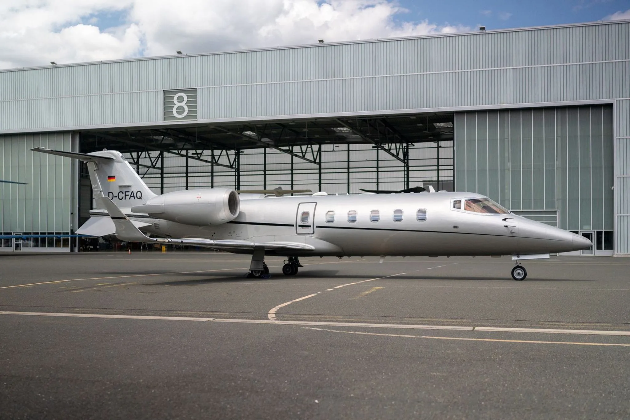Exterior view of a 2007 LEARJET 60XR, D-CFAQ.