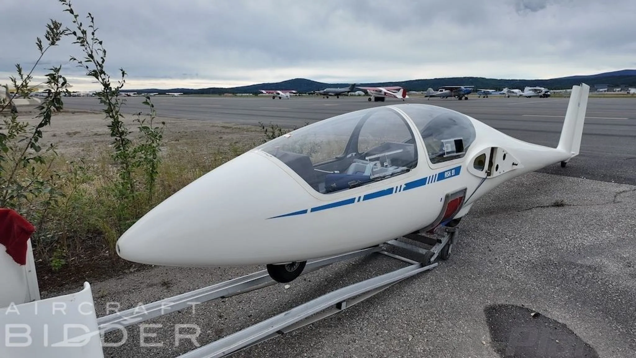 Exterior view of a 2000 SCHLEICHER ASK 21, N621CP.