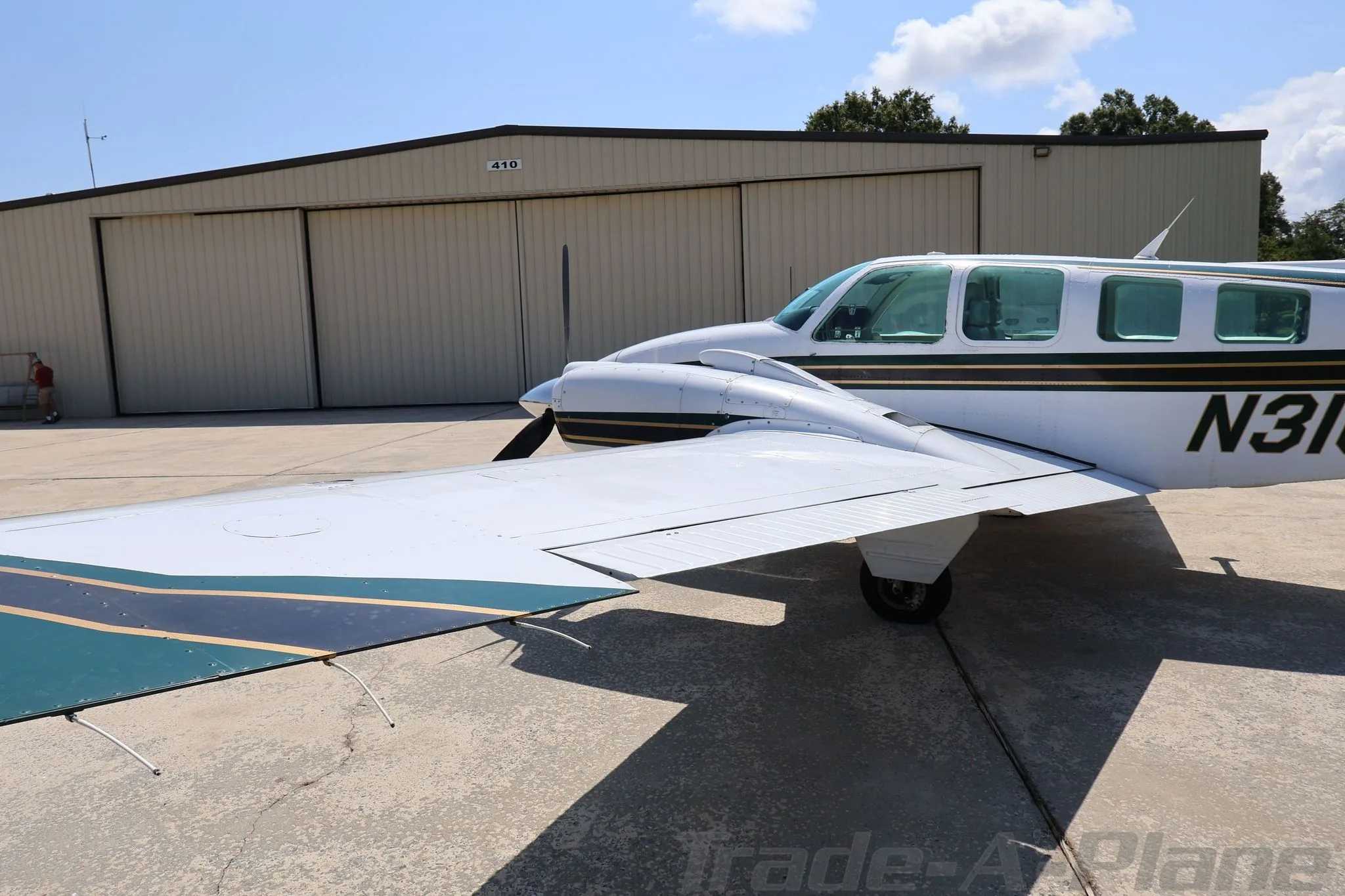 Exterior view of a 1997 BEECHCRAFT 58 BARON, N316DF.