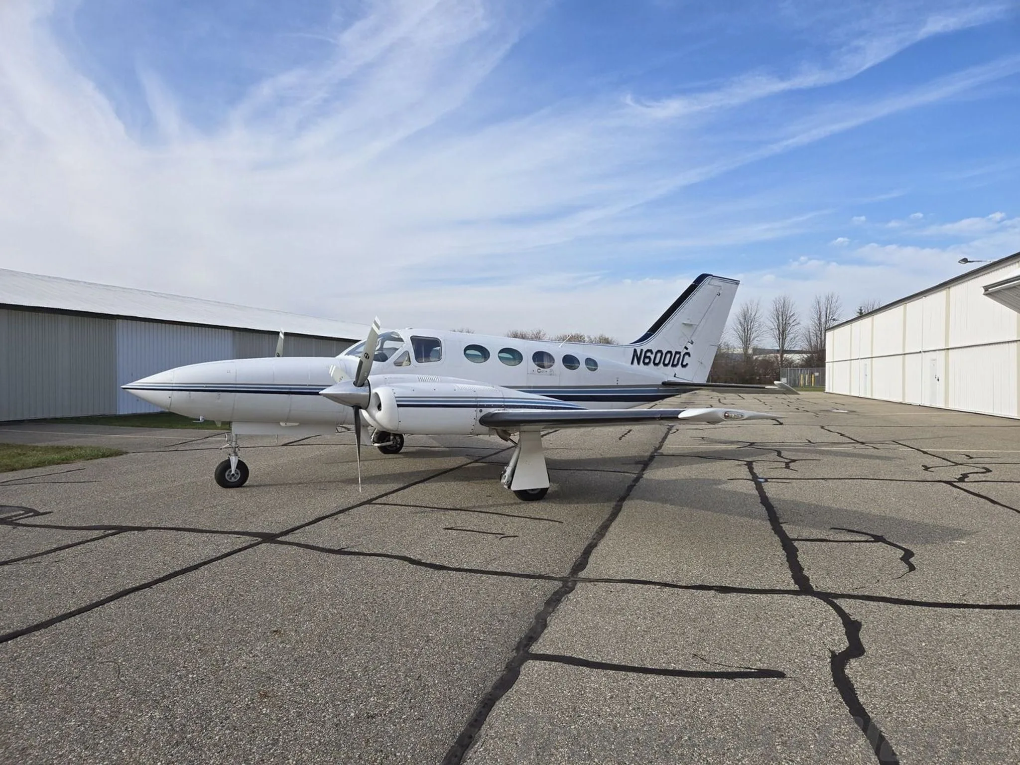 Exterior view of a 1981 CESSNA 421C, N600DC.