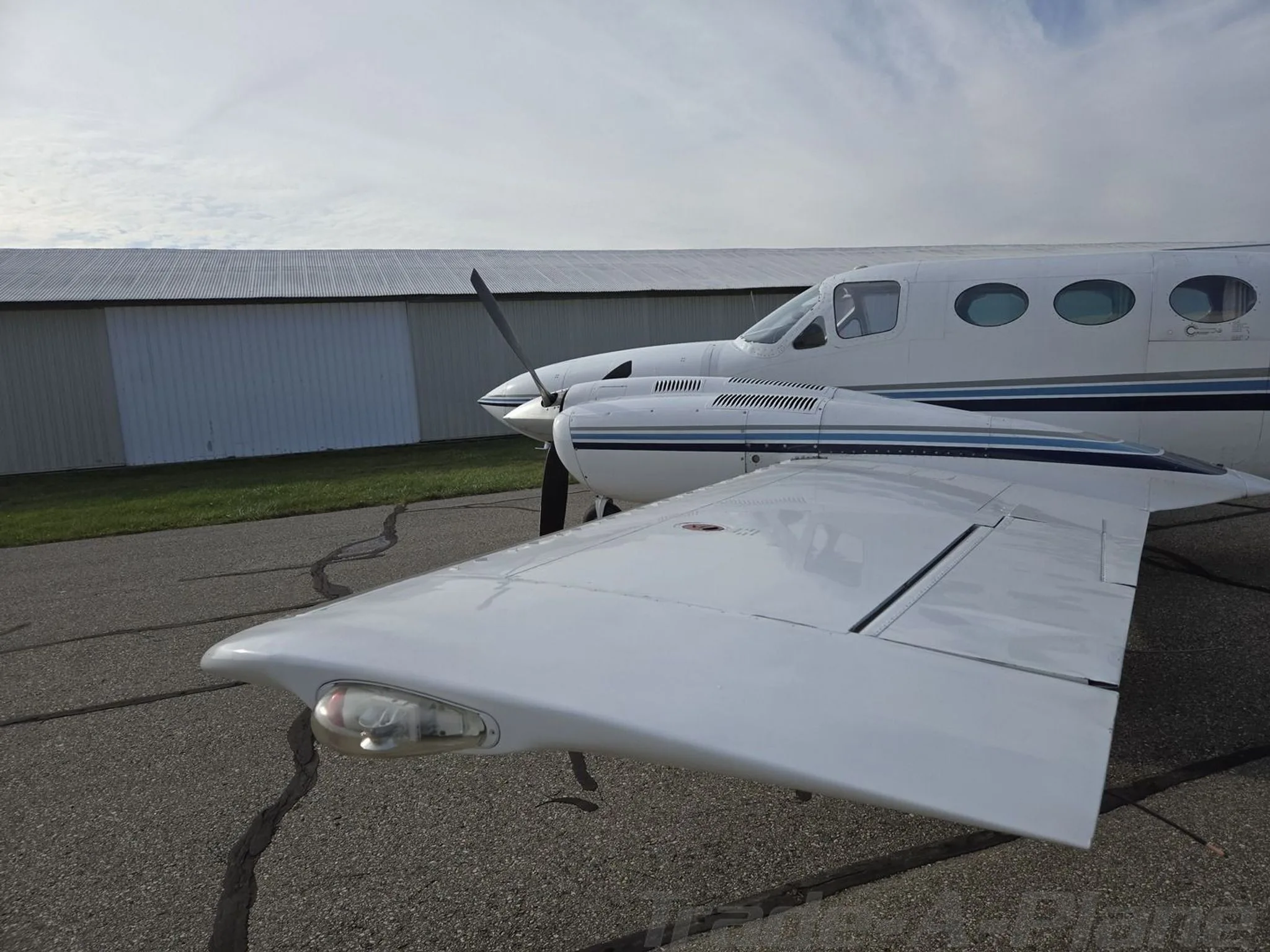 Exterior view of a 1981 CESSNA 421C, N600DC.