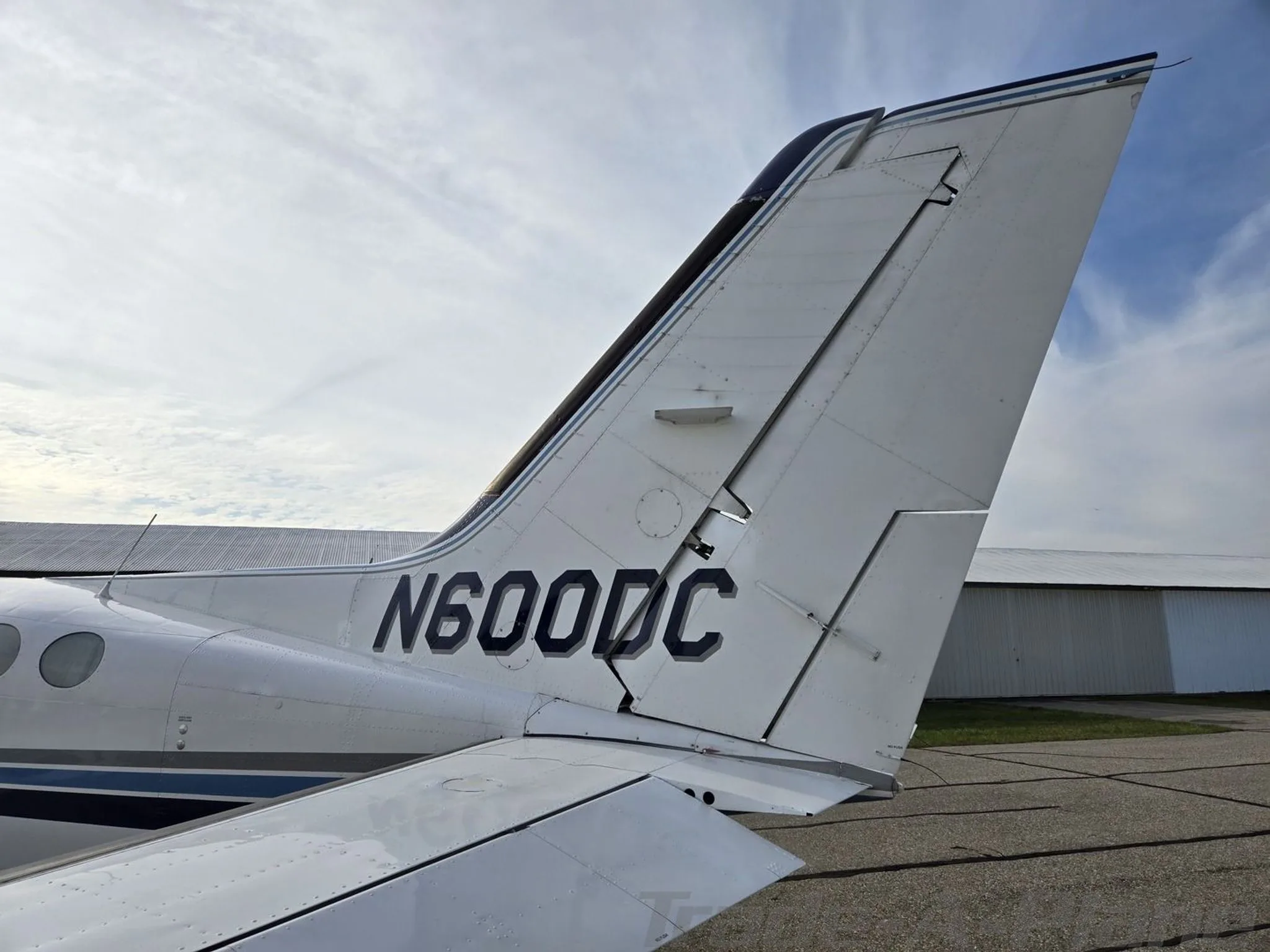 Exterior view of a 1981 CESSNA 421C, N600DC.