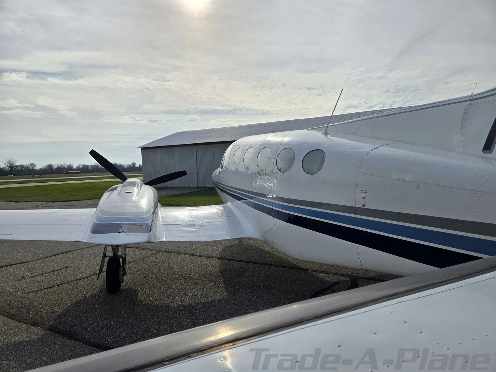 Exterior view of a 1981 CESSNA 421C, N600DC.