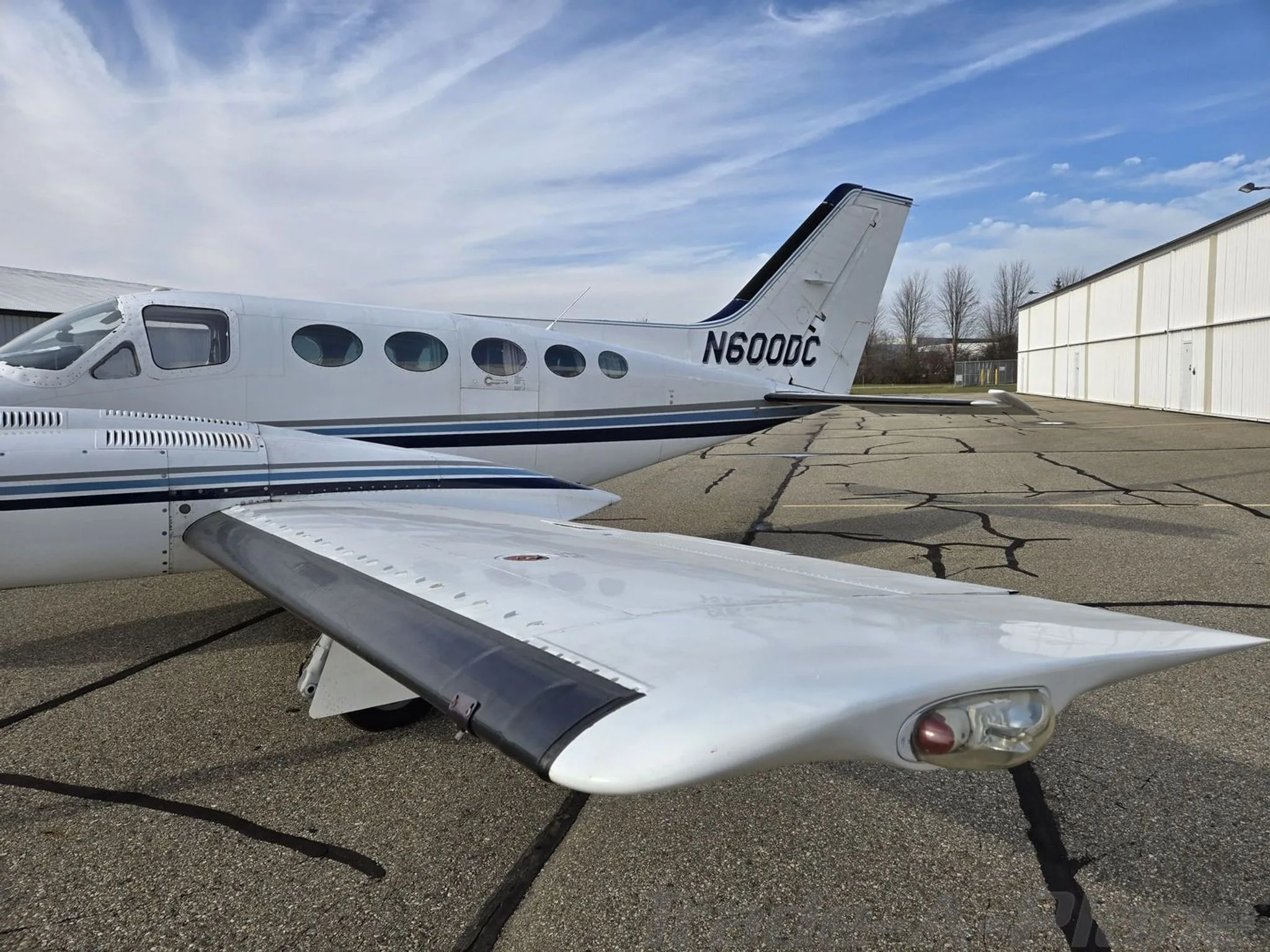 Exterior view of a 1981 CESSNA 421C, N600DC.
