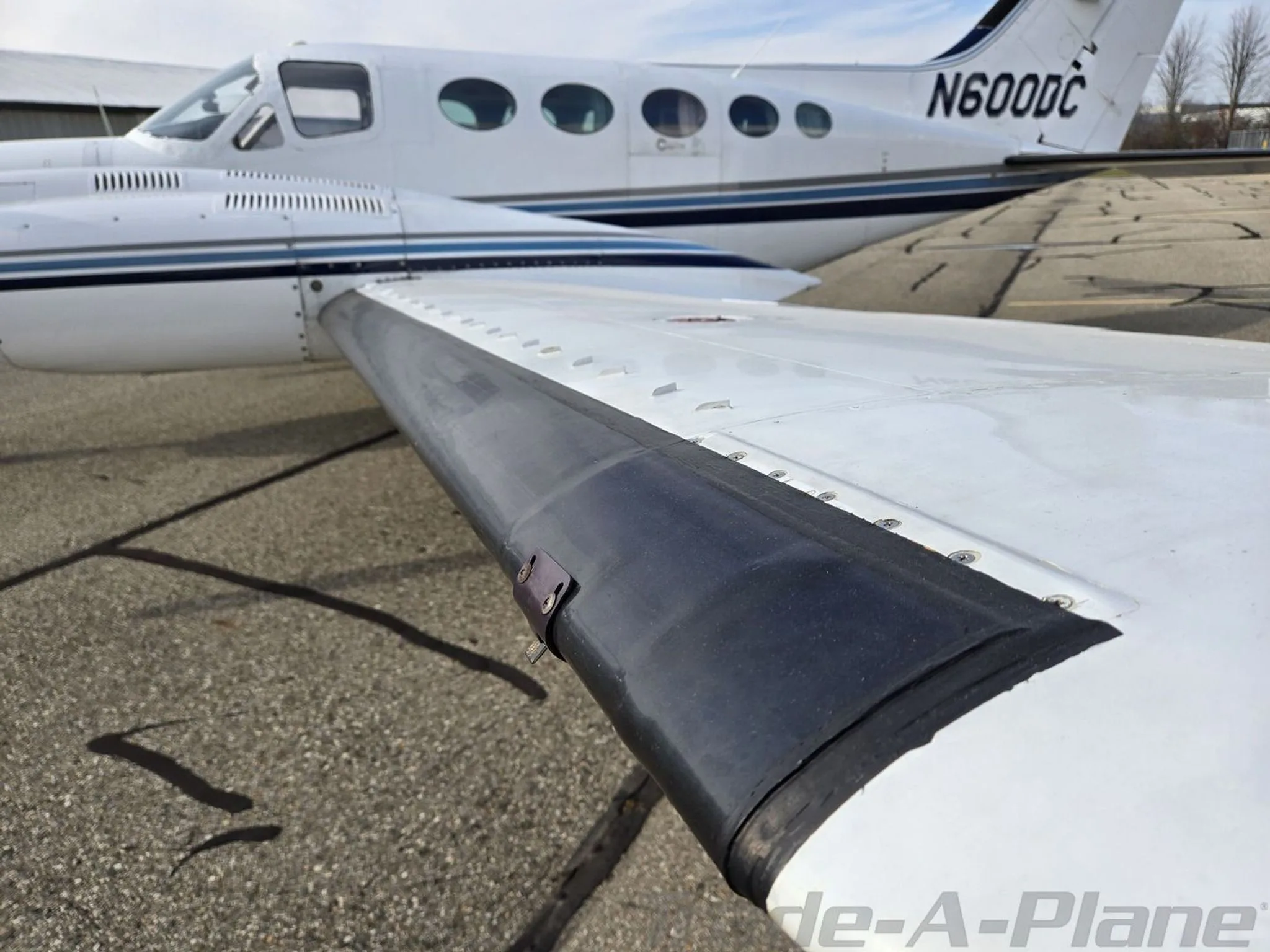 Exterior view of a 1981 CESSNA 421C, N600DC.