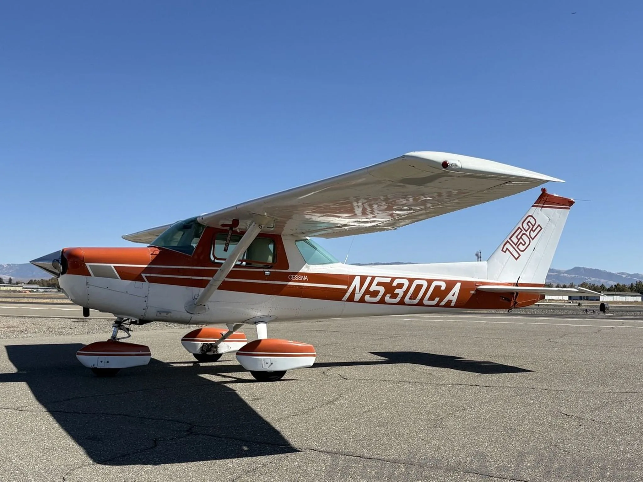 Exterior view of a 1978 CESSNA 152, N530CA.