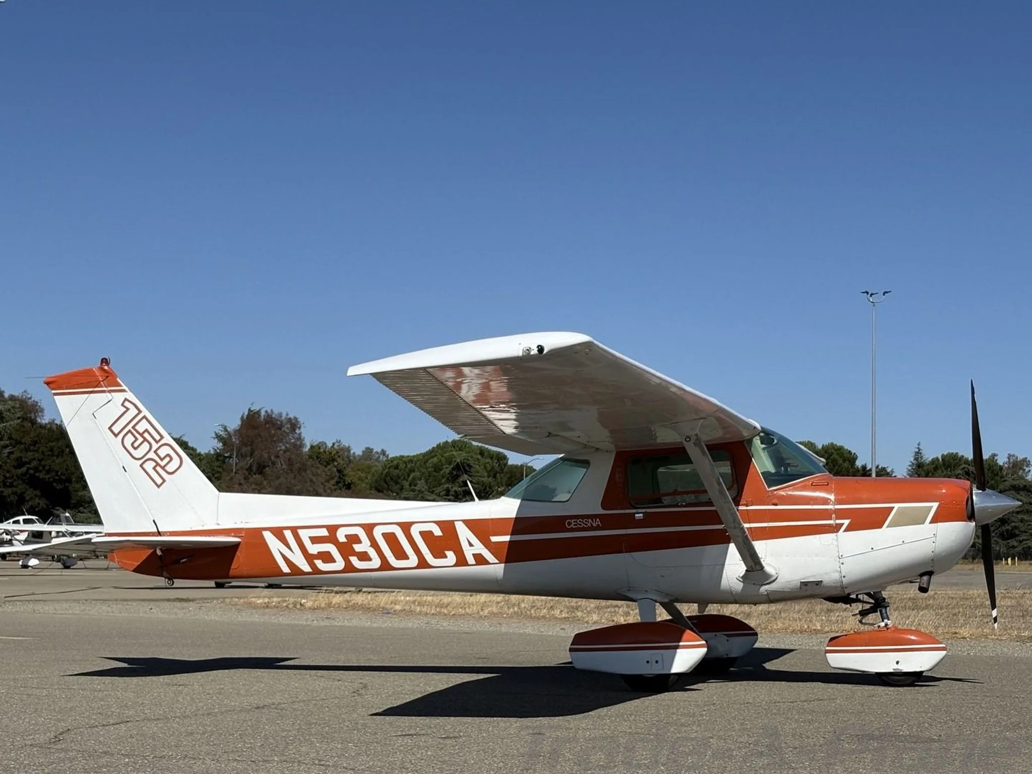 Exterior view of a 1978 CESSNA 152, N530CA.