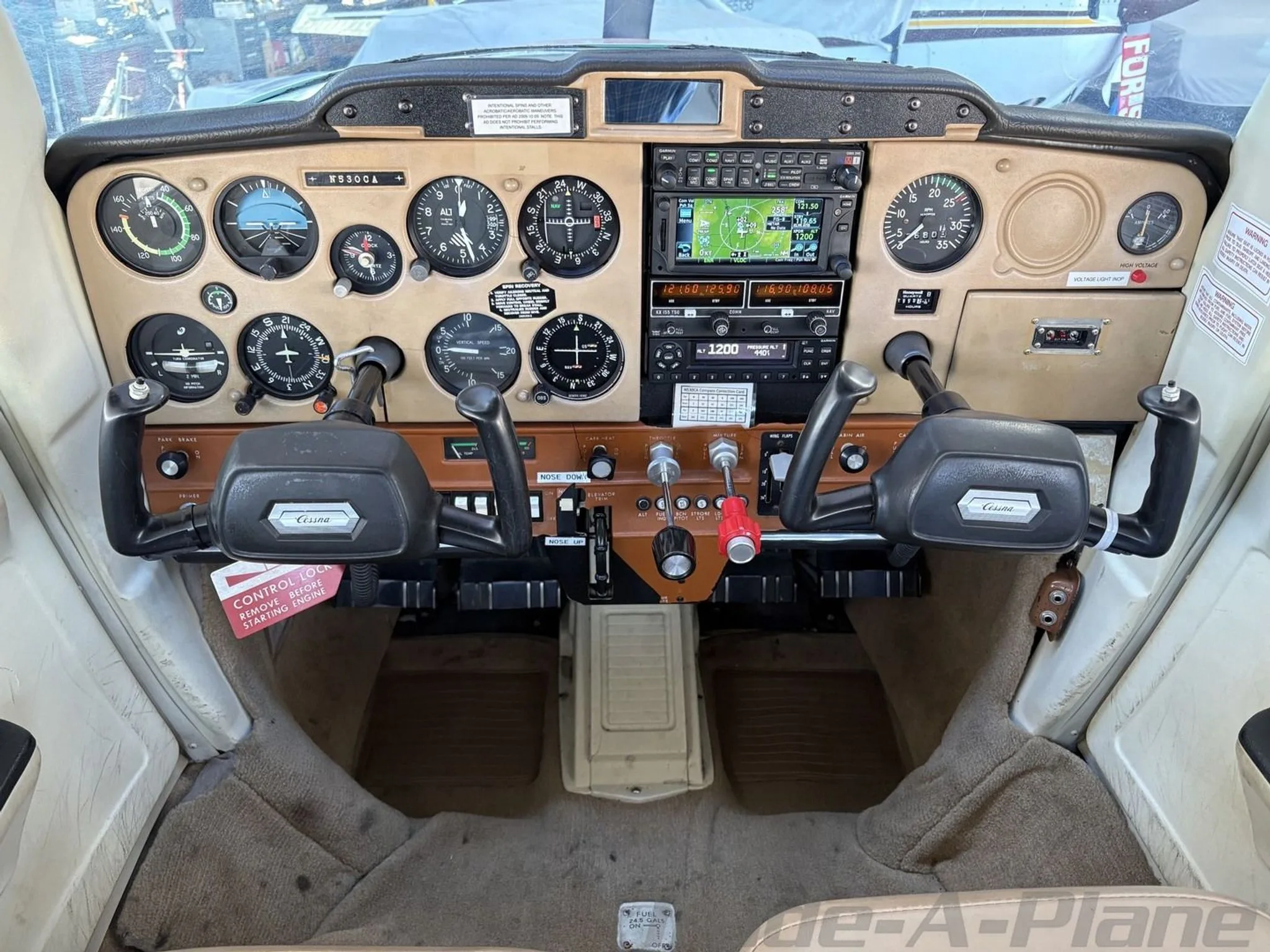 Cockpit and instrument panel of a 1978 CESSNA 152.
