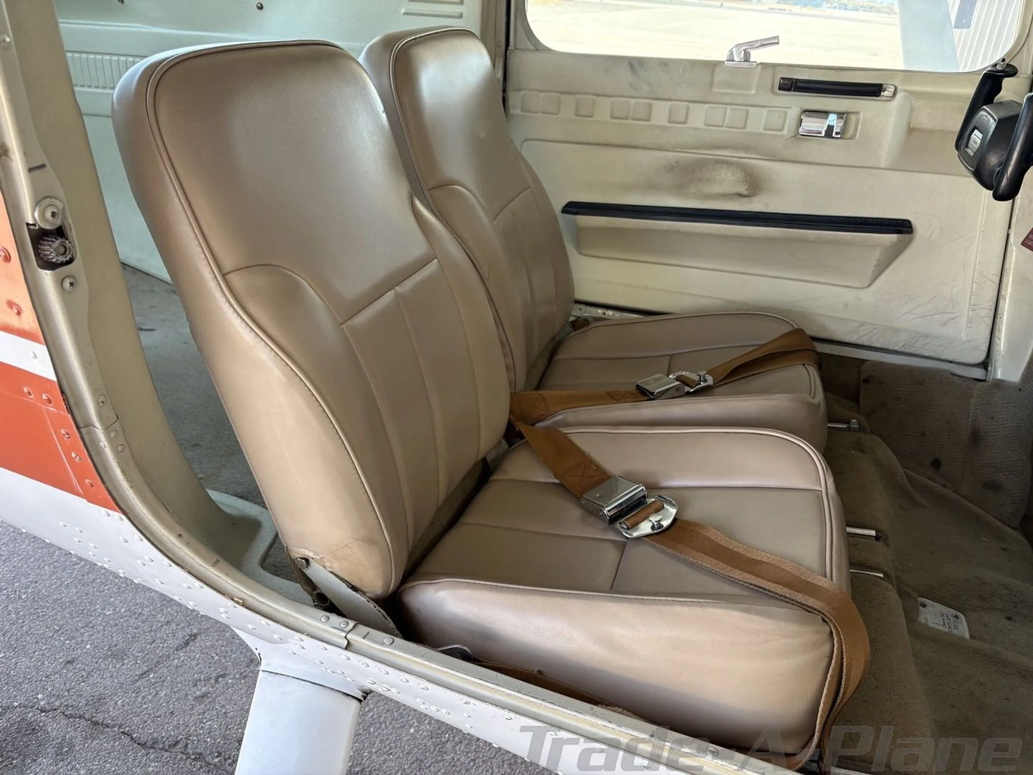 Cabin interior of a 1978 CESSNA 152.