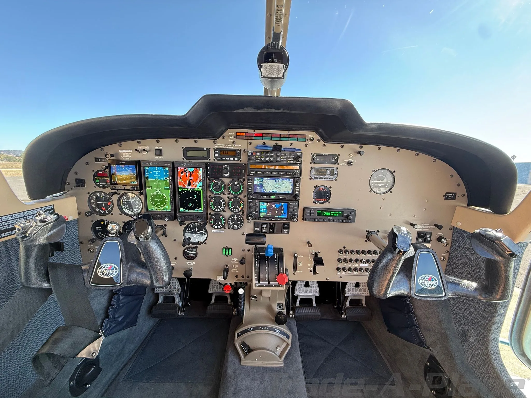 Cockpit and instrument panel of a 1999 PIPER SARATOGA II TC (1998.