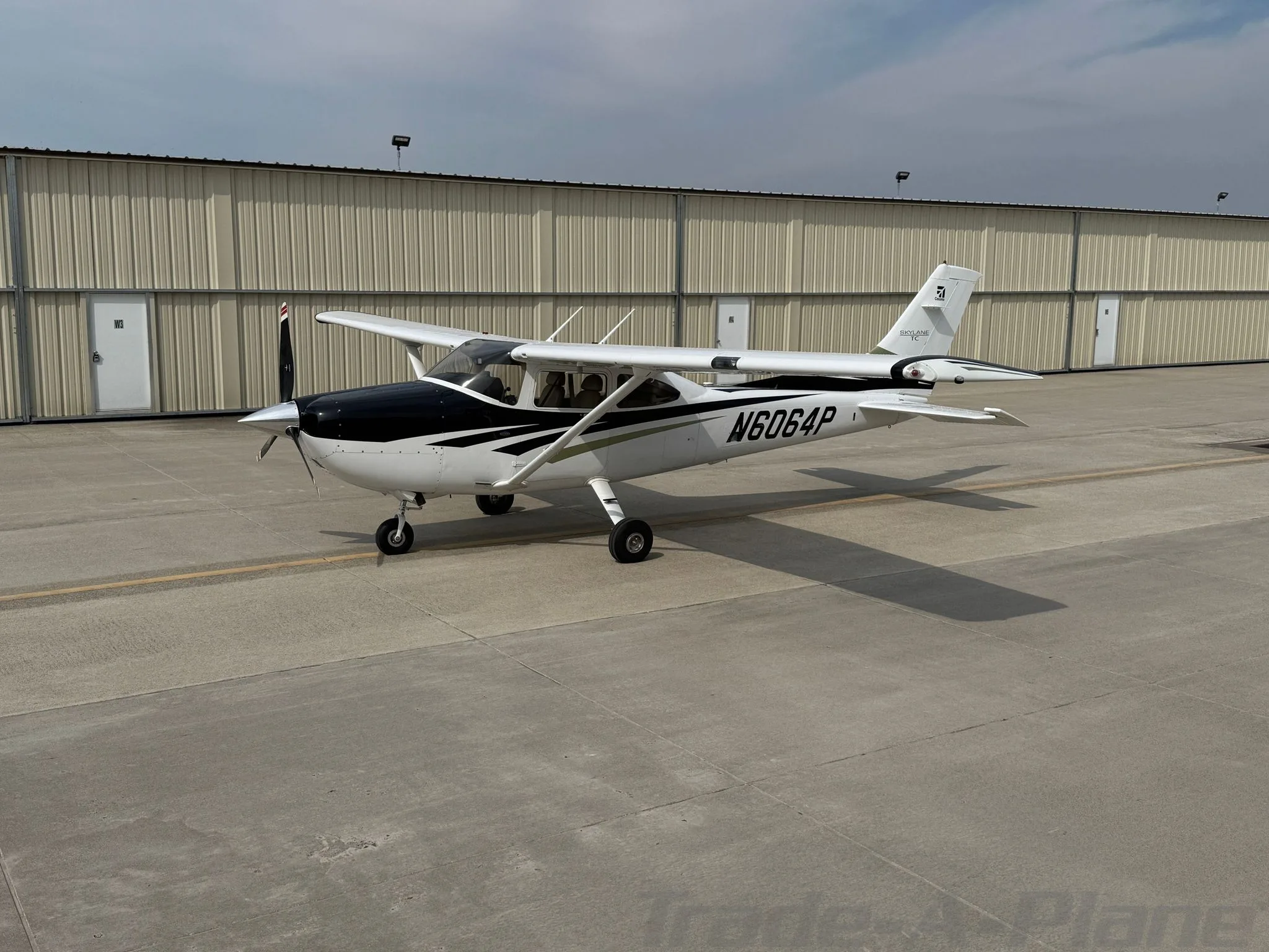 Exterior view of a 2006 CESSNA 182T SKYLANE, N6064P.