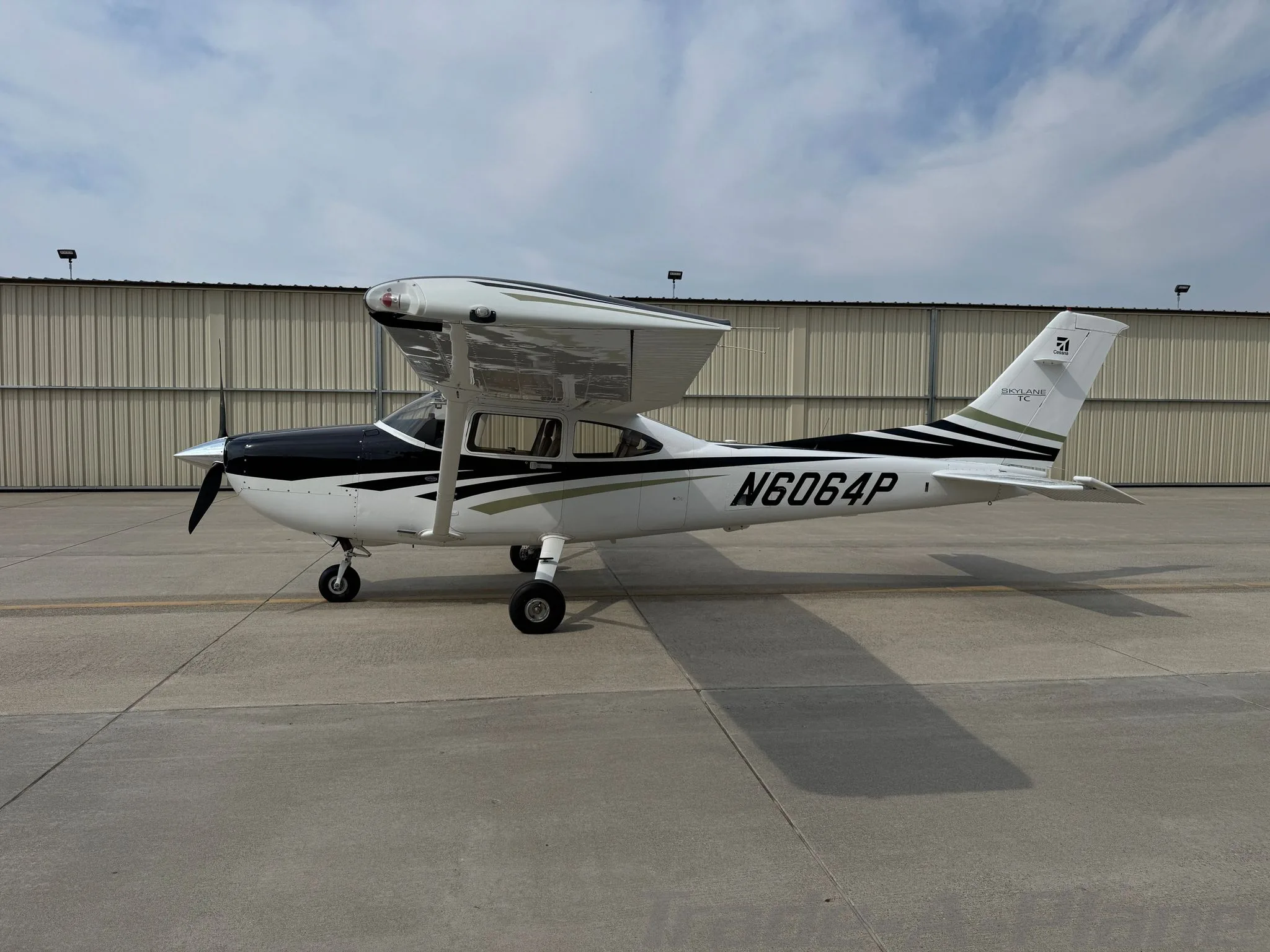 Exterior view of a 2006 CESSNA 182T SKYLANE, N6064P.