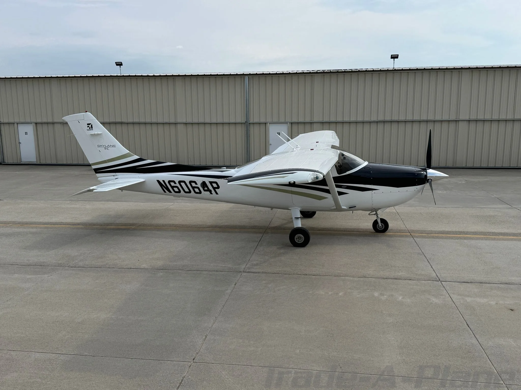 Exterior view of a 2006 CESSNA 182T SKYLANE, N6064P.