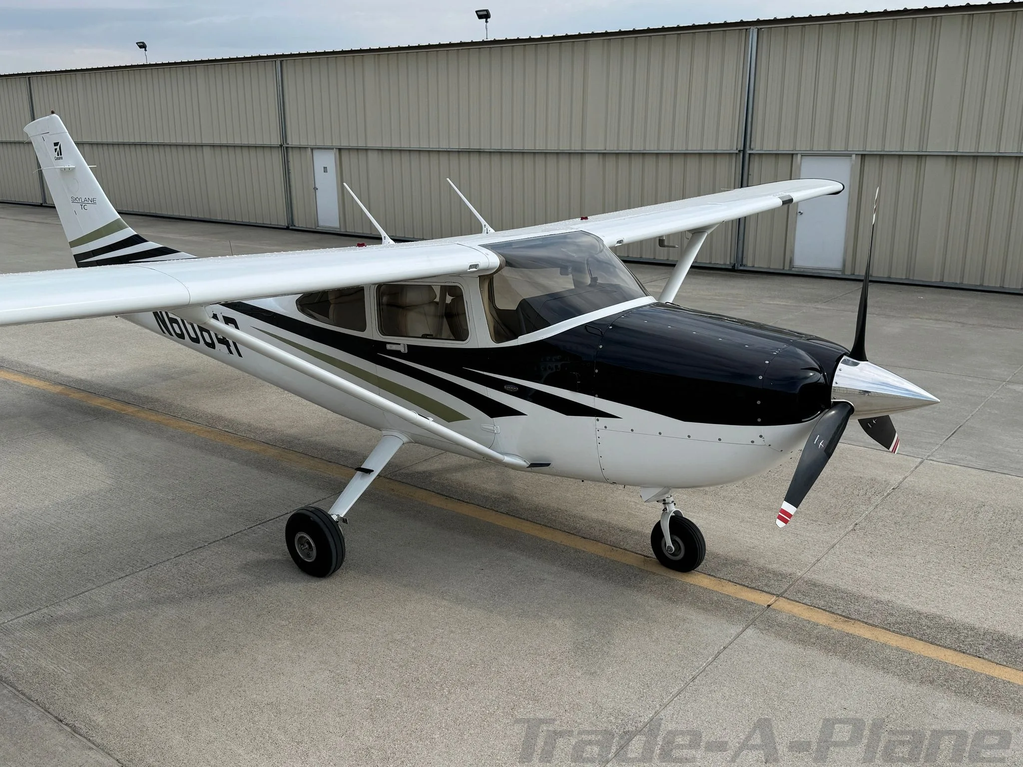 Exterior view of a 2006 CESSNA 182T SKYLANE, N6064P.