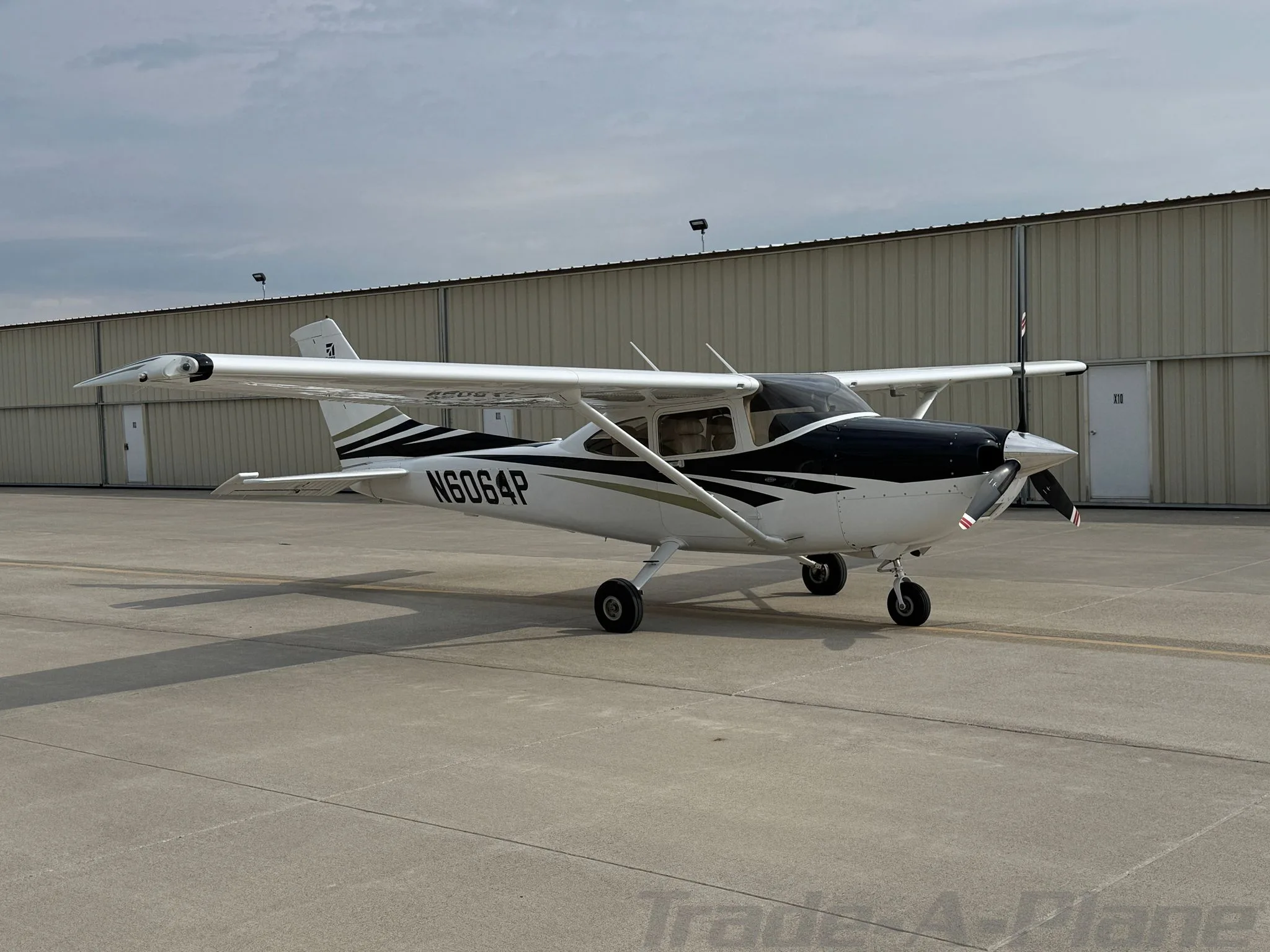Exterior view of a 2006 CESSNA 182T SKYLANE, N6064P.