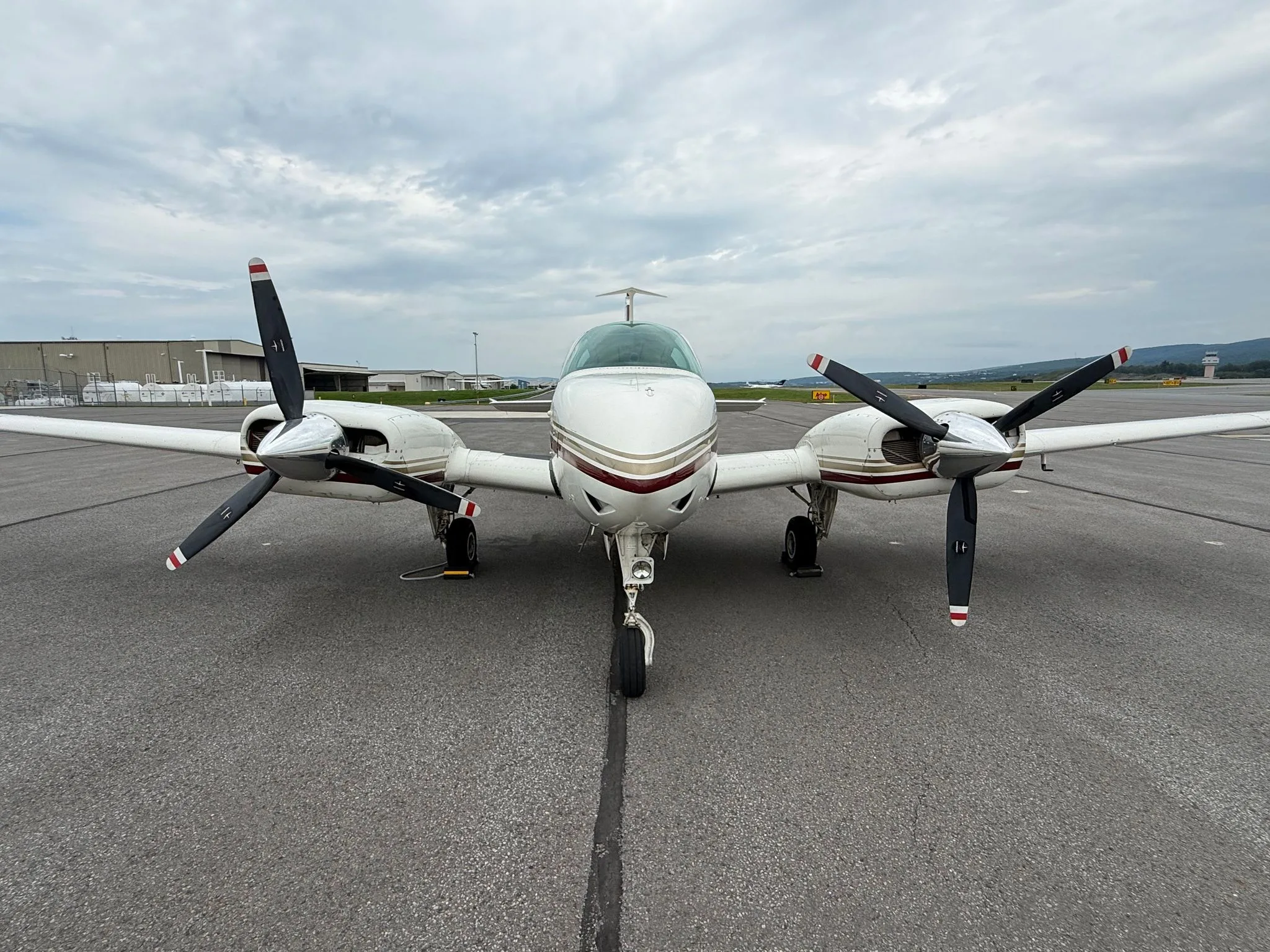 Exterior view of a BEECHCRAFT 55 BARON, N1116T.