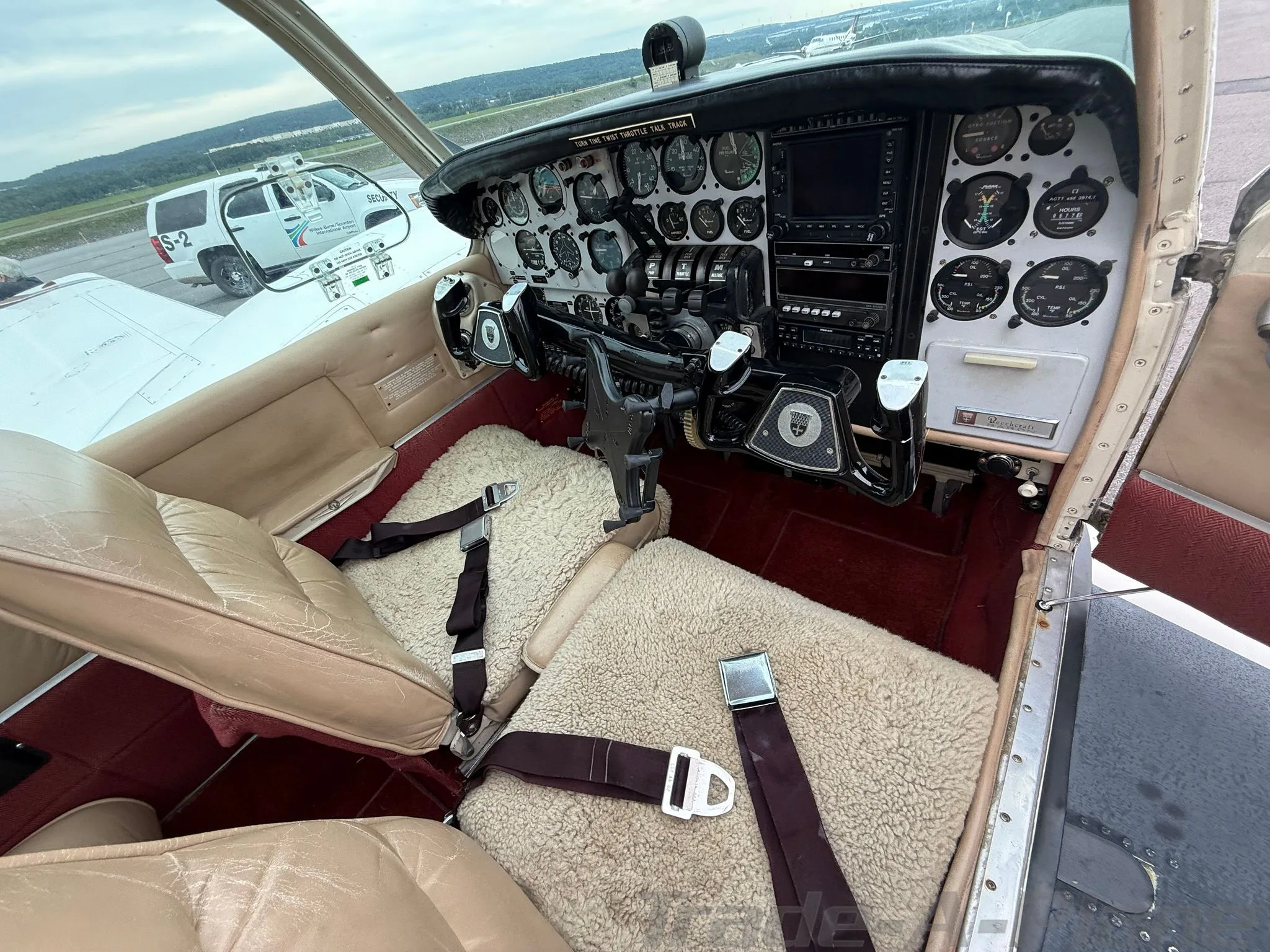 Cockpit and instrument panel of a BEECHCRAFT 55 BARON.