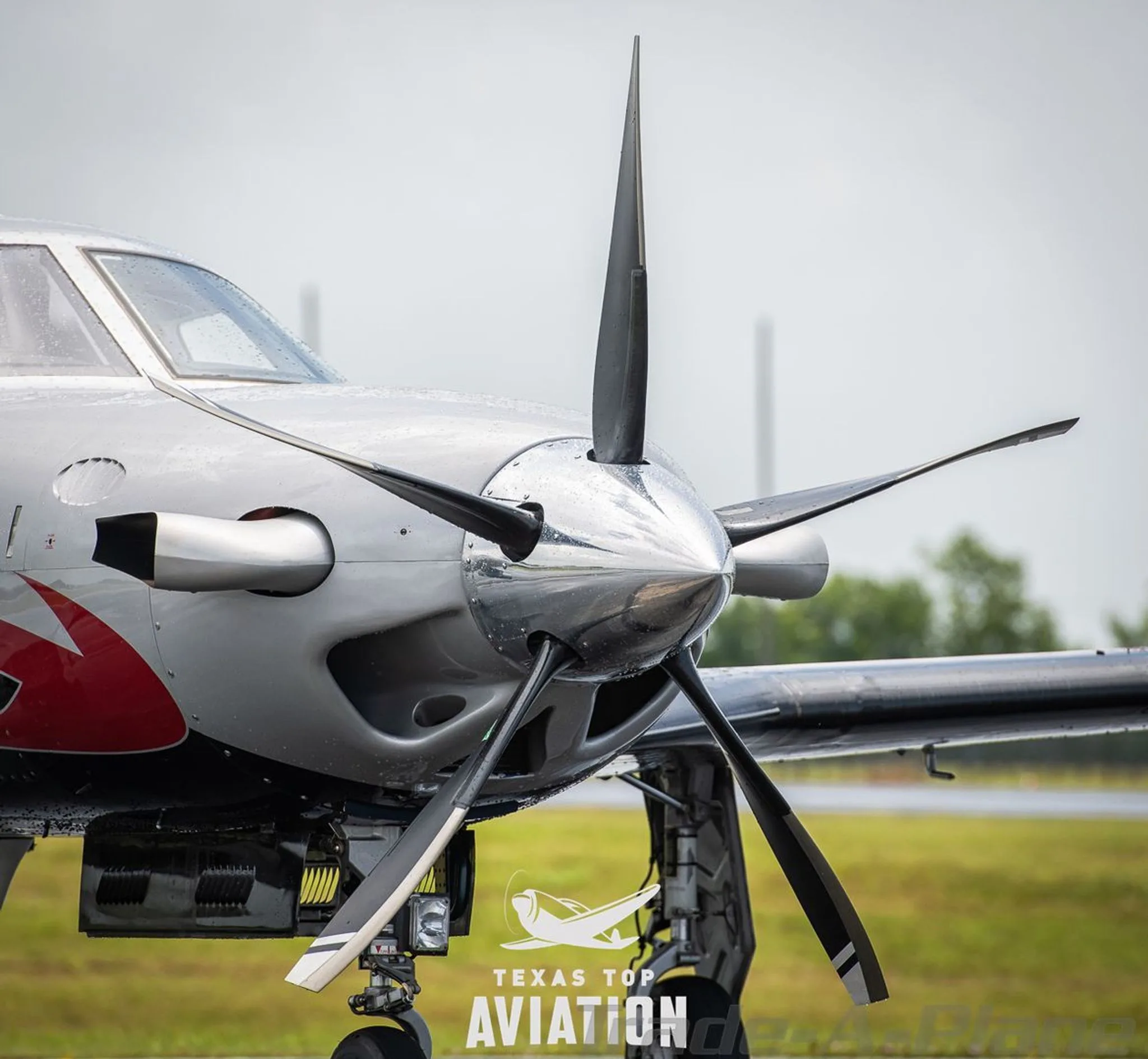 Exterior view of a 2009 PIPER MERIDIAN M500, N6081E.
