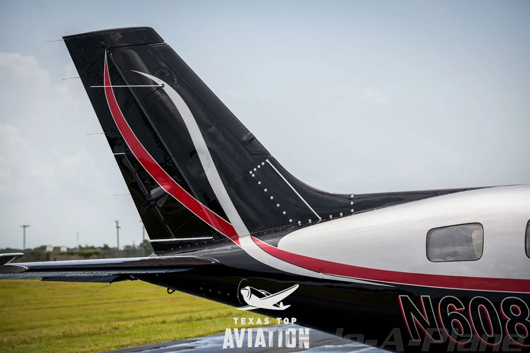 Exterior view of a 2009 PIPER MERIDIAN M500, N6081E.