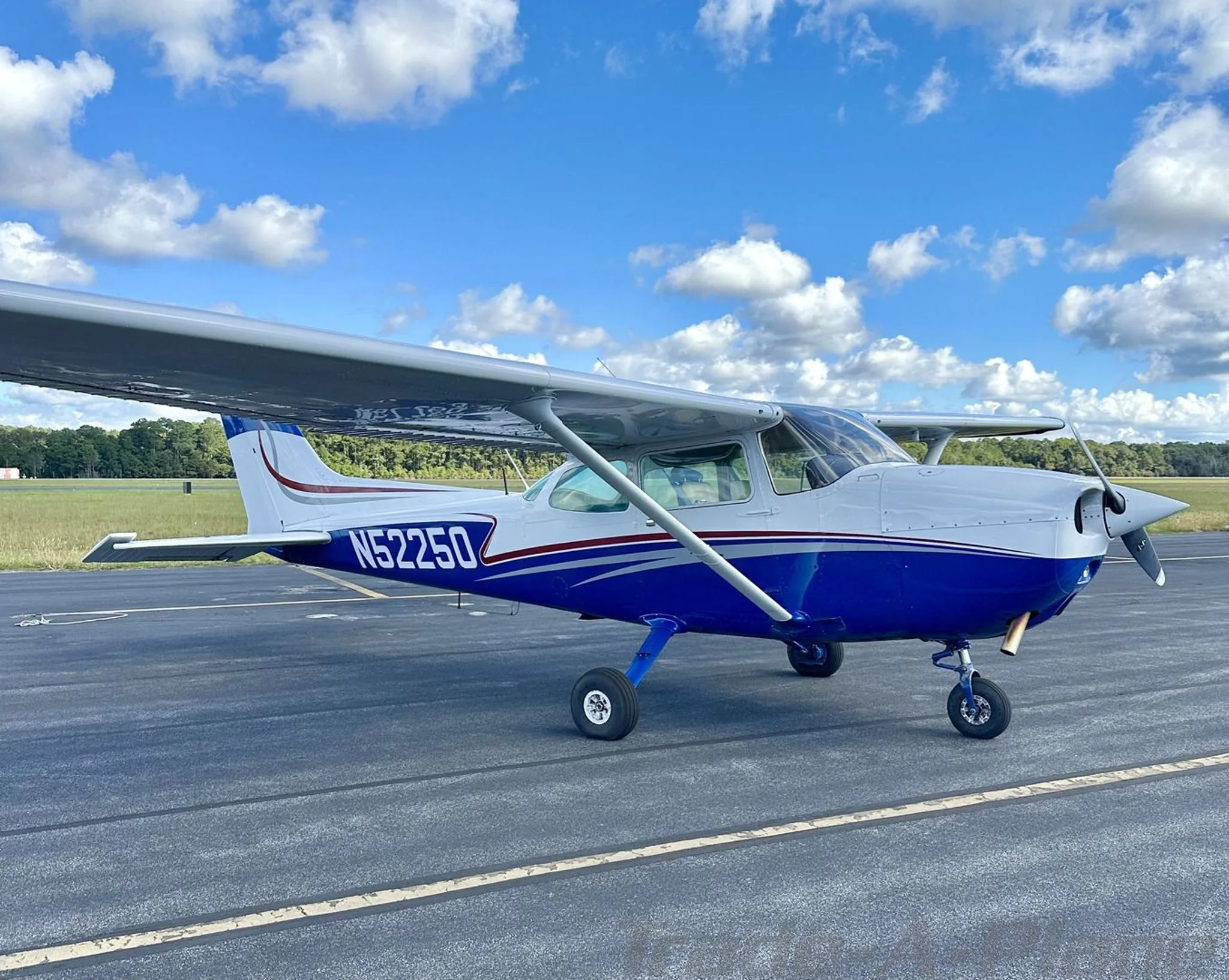 Exterior view of a 1980 CESSNA 172P SKYHAWK, N52250.
