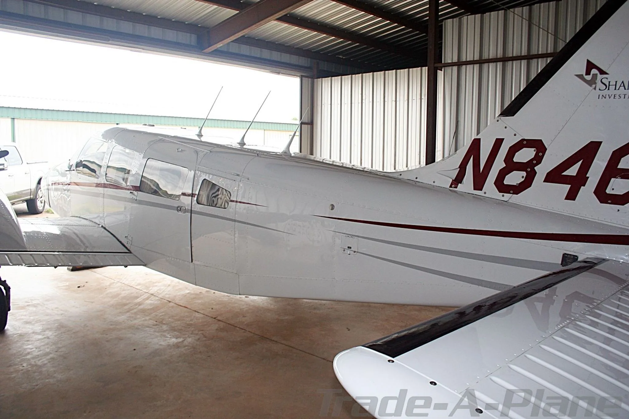 Exterior view of a 1982 PIPER SENECA III, N8460A.