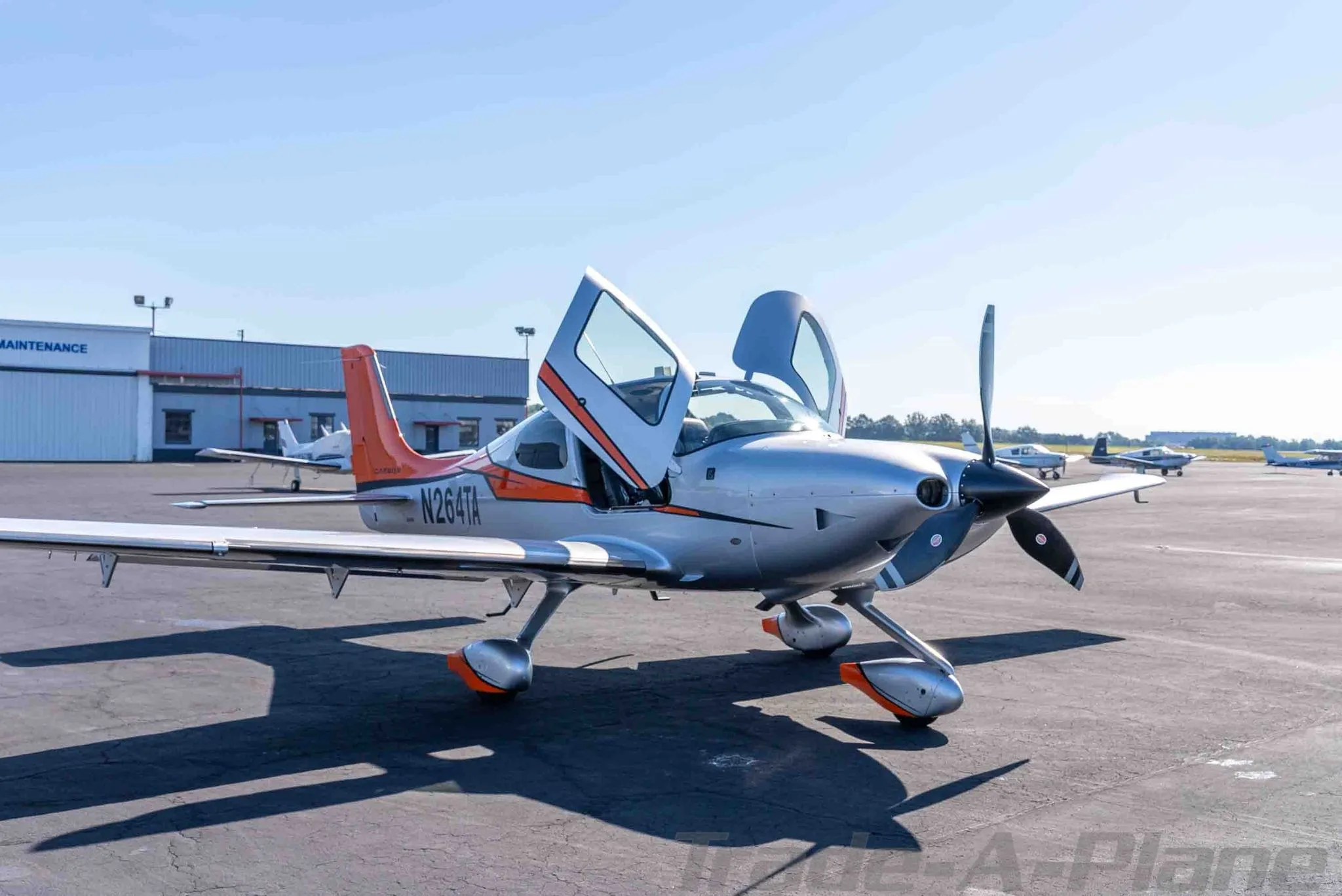 Exterior view of a 2015 CIRRUS SR22-G5 TURBO, N264TA.