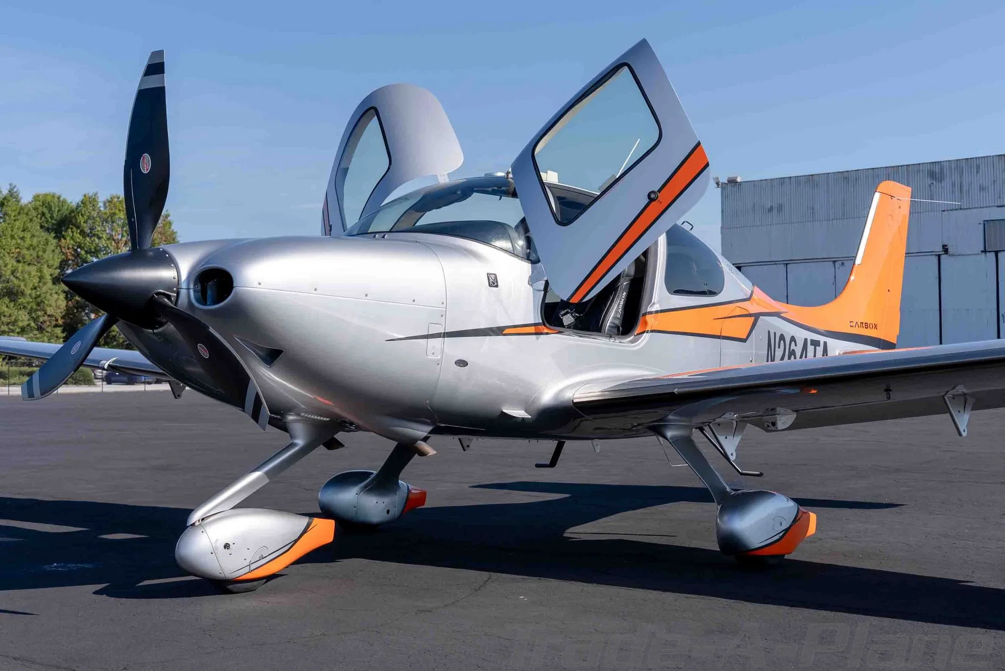 Exterior view of a 2015 CIRRUS SR22-G5 TURBO, N264TA.
