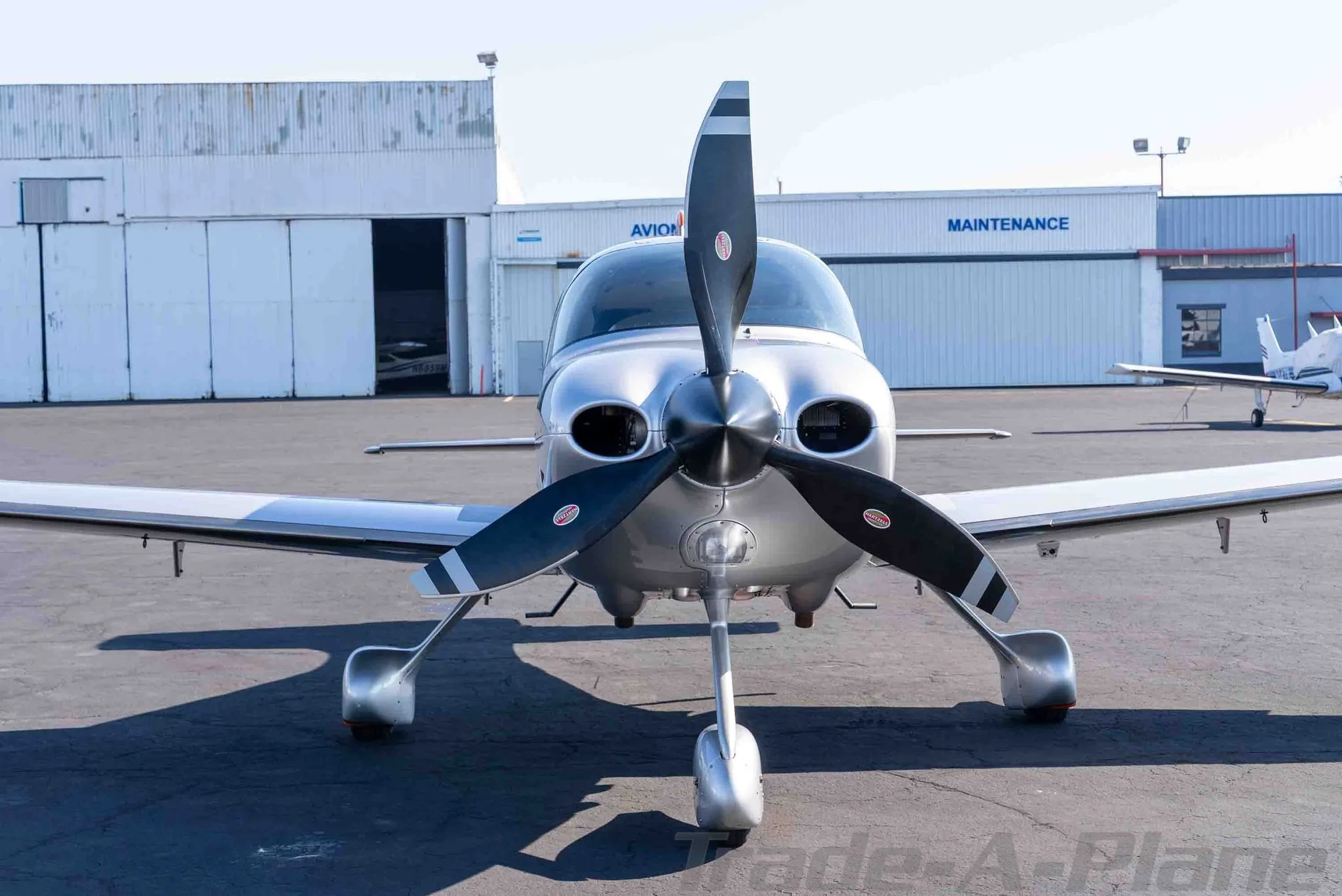 Exterior view of a 2015 CIRRUS SR22-G5 TURBO, N264TA.