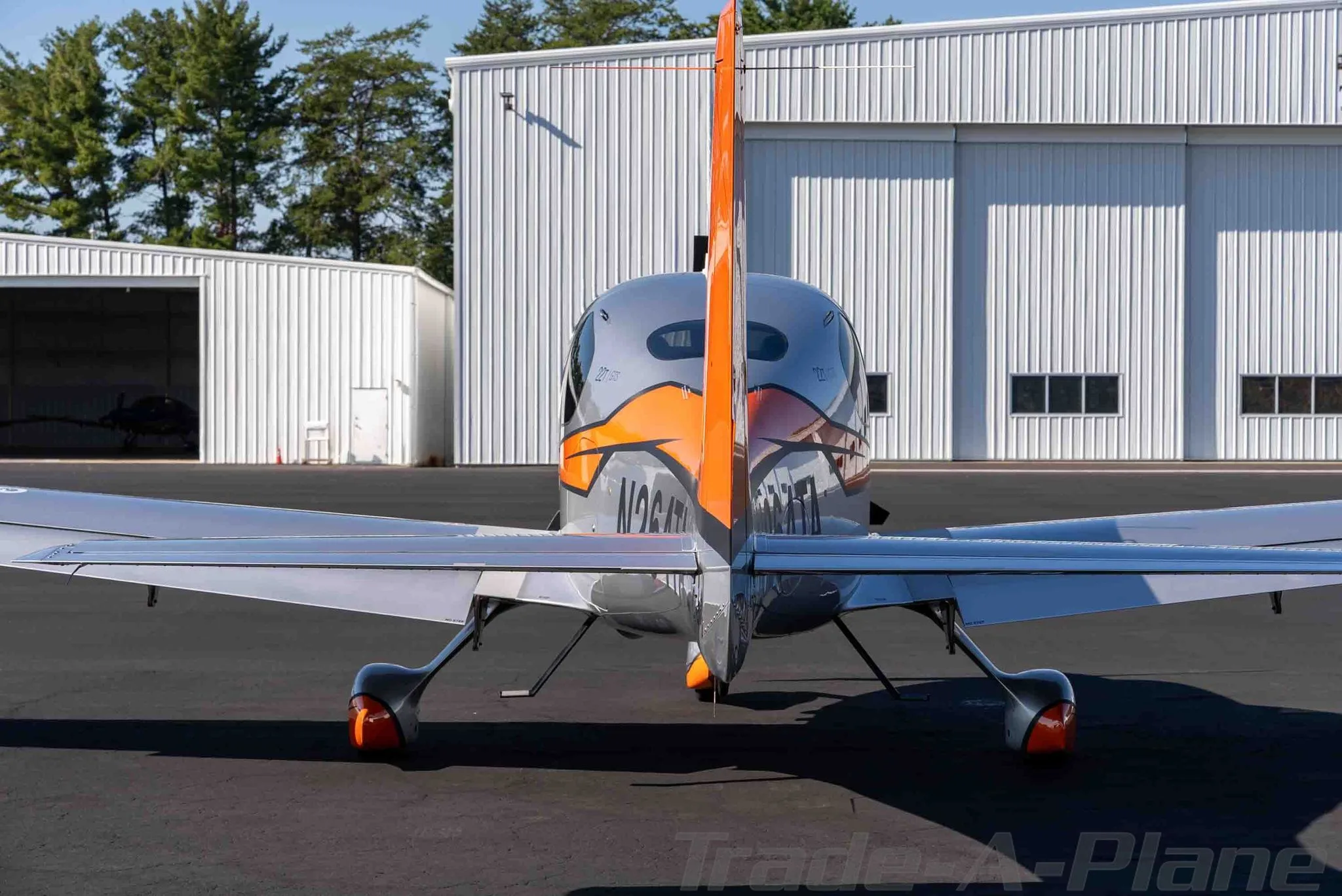Exterior view of a 2015 CIRRUS SR22-G5 TURBO, N264TA.