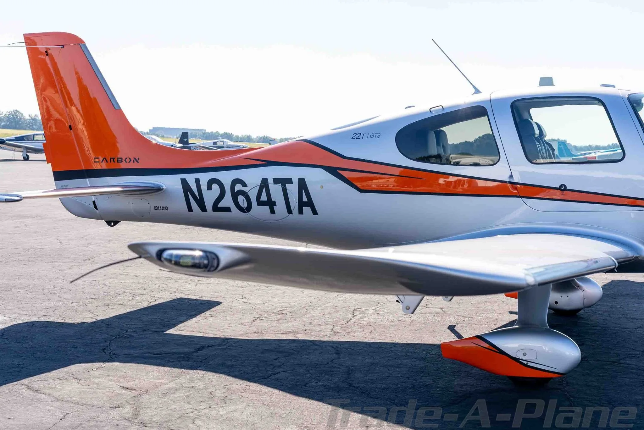 Exterior view of a 2015 CIRRUS SR22-G5 TURBO, N264TA.