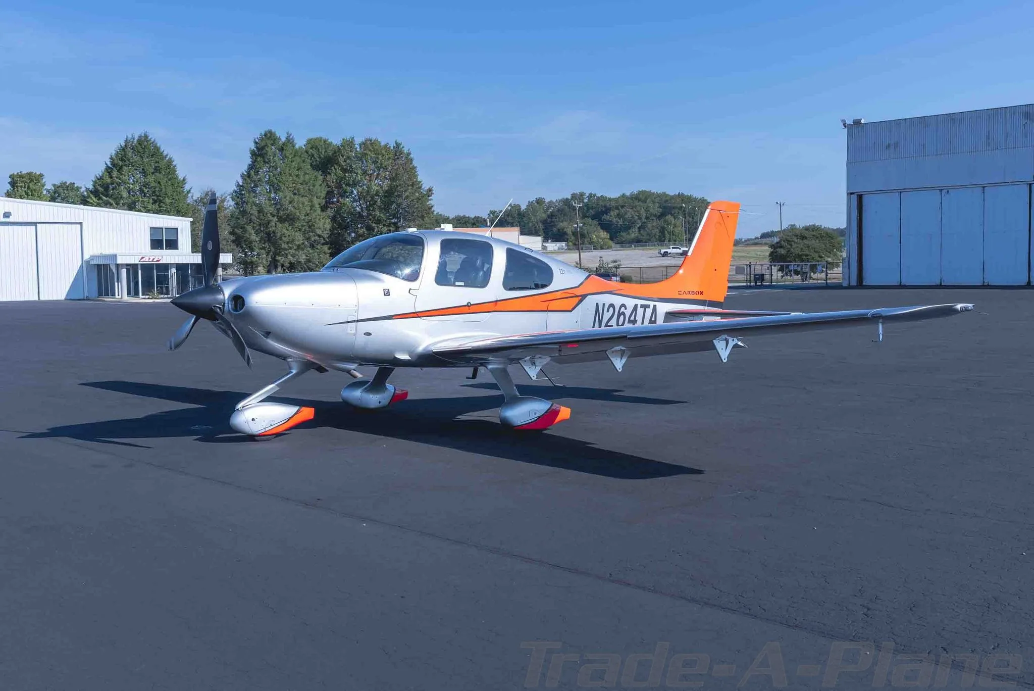 Exterior view of a 2015 CIRRUS SR22-G5 TURBO, N264TA.